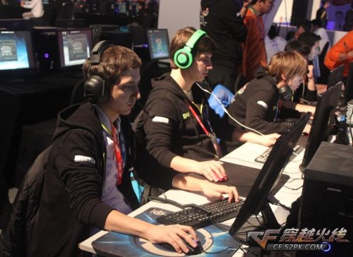 一起打开香槟吧！ Jee 的狙击手三杀白色菜单，突破B点， TyLoo 战胜NAVI赢得第一张地图